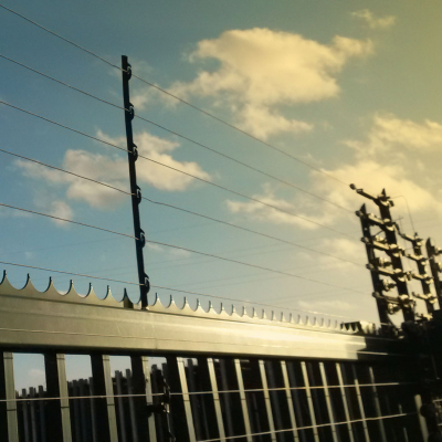 Detection system on security fence 